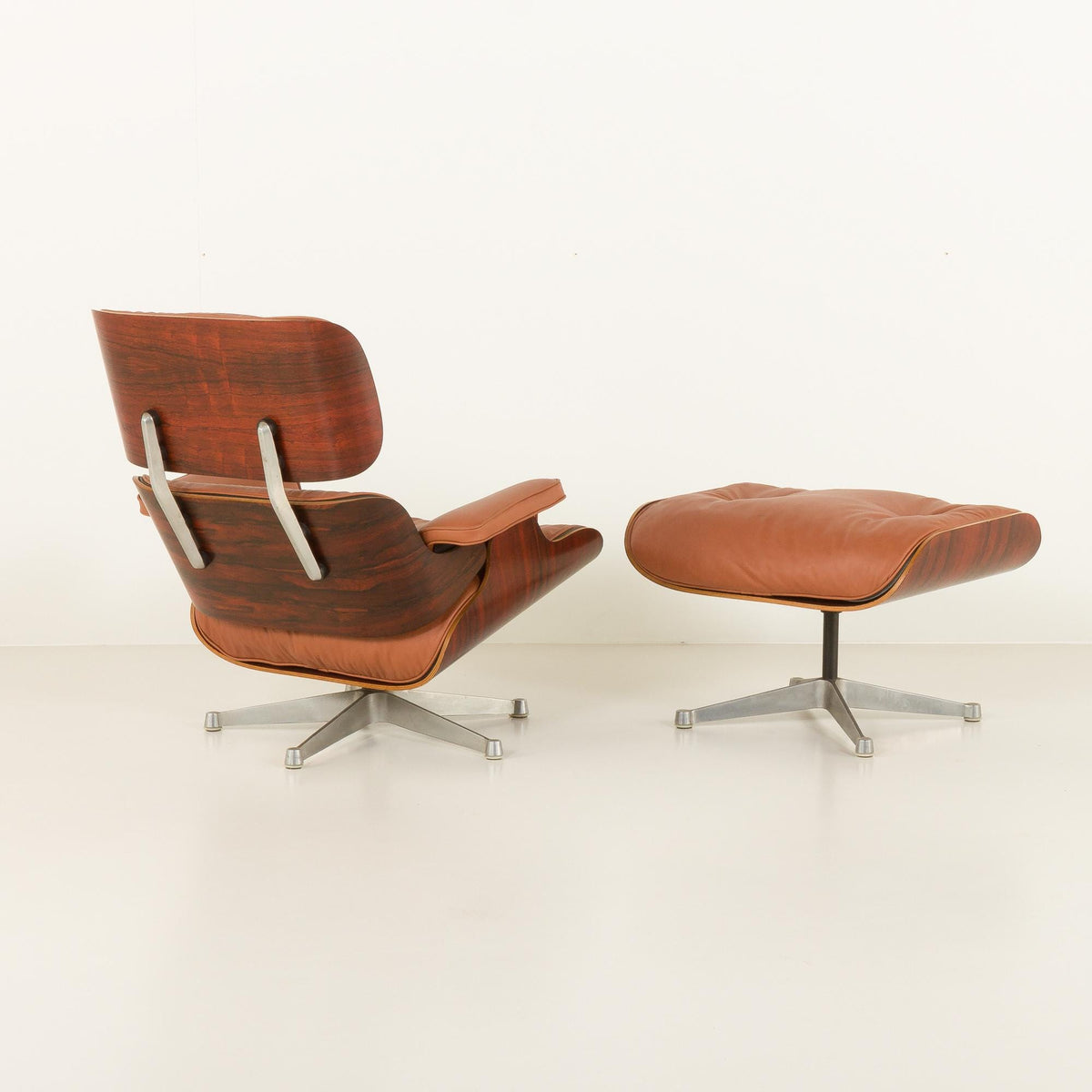 Charles og Ray Eames – Lænestol med fodskammel i anilinlæder for Herman Miller