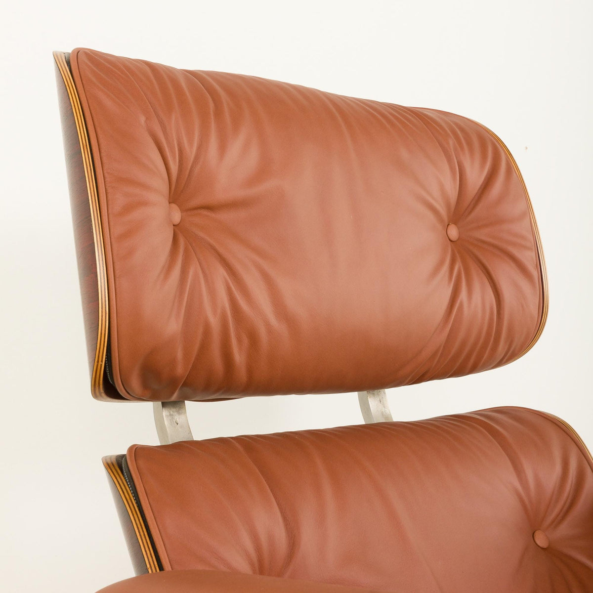 Charles og Ray Eames – Lænestol med fodskammel i anilinlæder for Herman Miller