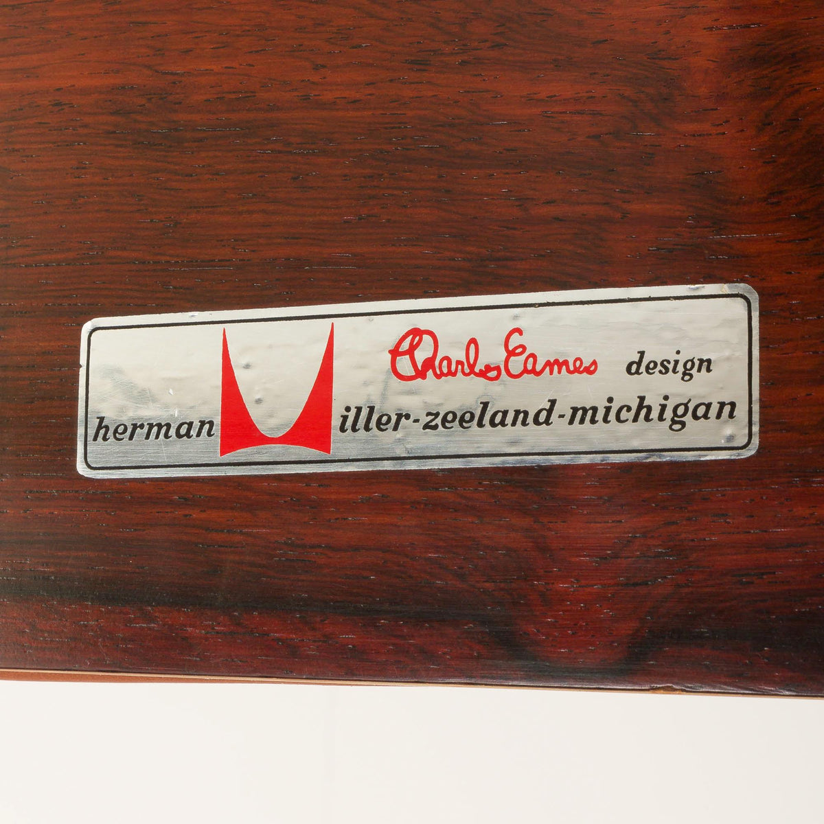 Charles og Ray Eames – Lænestol med fodskammel i anilinlæder for Herman Miller