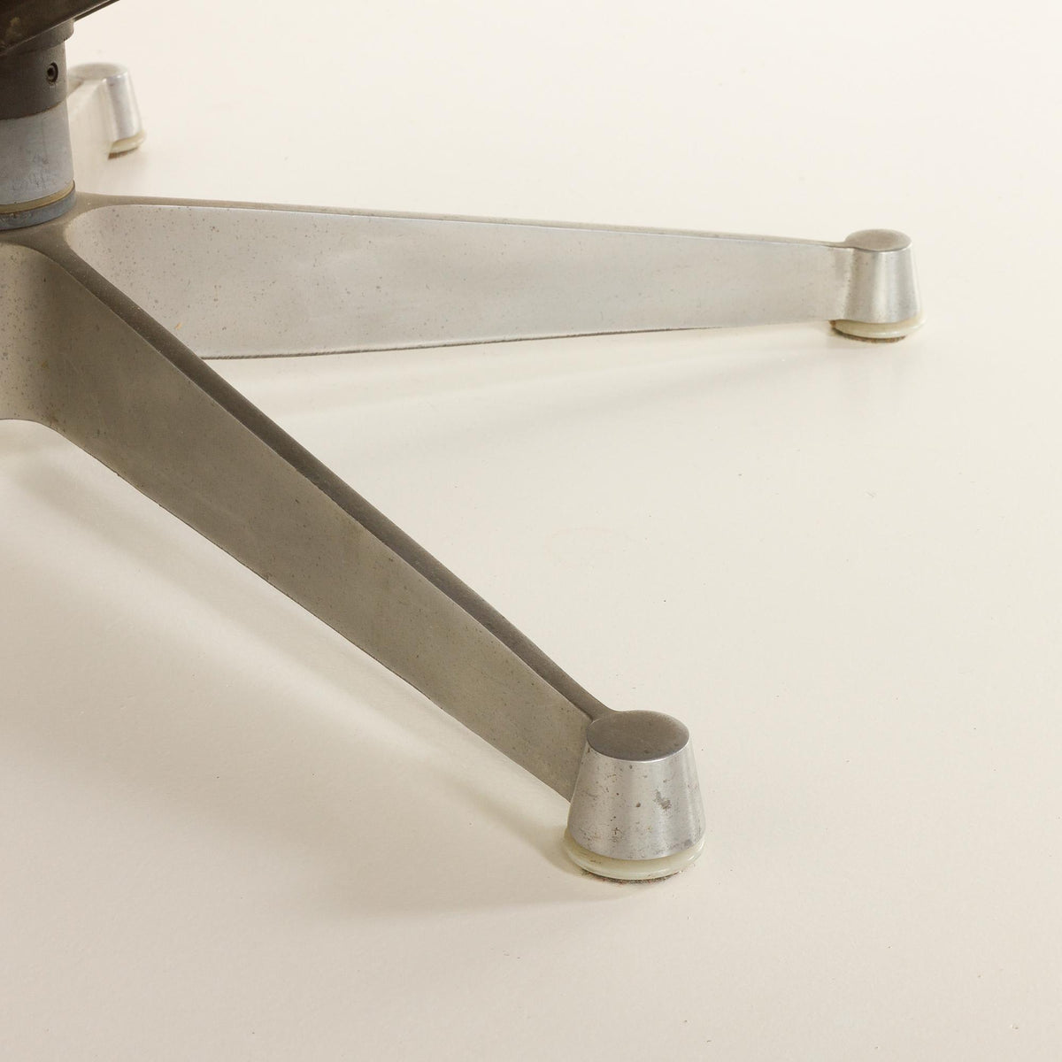 Charles og Ray Eames – Lænestol med fodskammel i anilinlæder for Herman Miller