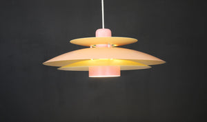 Dansk loftslampe i fersken, pink og lysegul – 1970'erne
