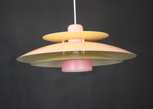 Dansk loftslampe i fersken, pink og lysegul – 1970'erne