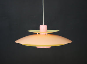 Dansk loftslampe i fersken, pink og lysegul – 1970'erne