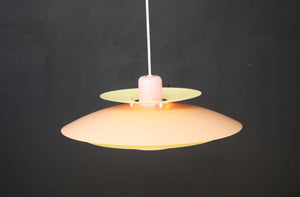 Dansk loftslampe i fersken, pink og lysegul – 1970'erne