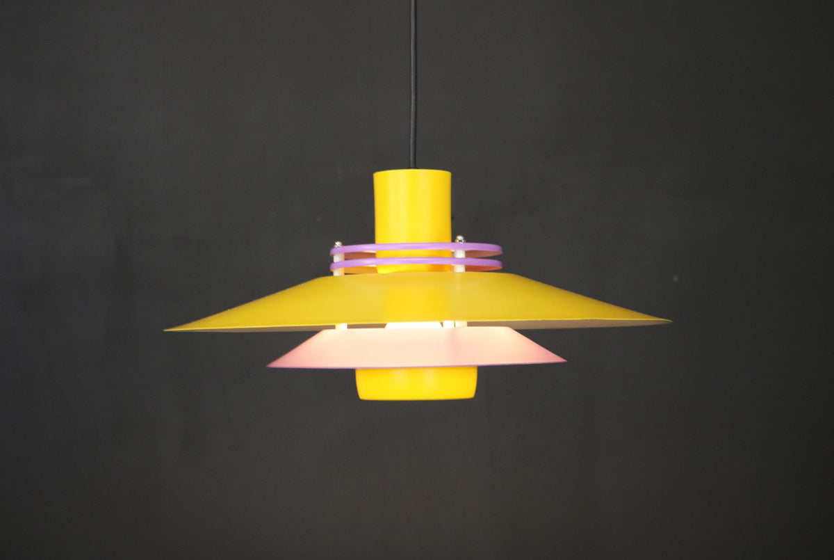 Dansk loftlampe i gul og lilla fra 1970&#39;erne