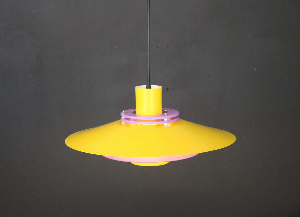 Dansk loftlampe i gul og lilla fra 1970&#39;erne