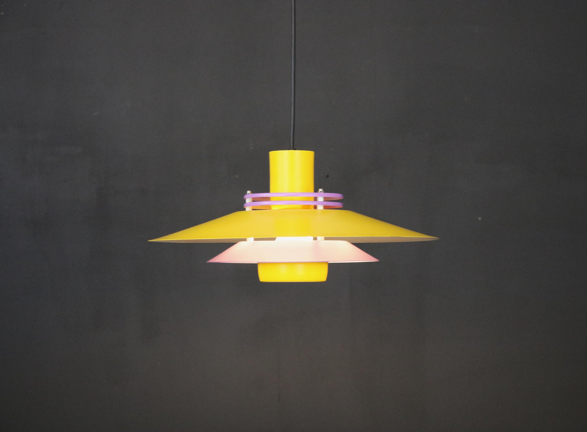 Dansk loftlampe i gul og lilla fra 1970&#39;erne