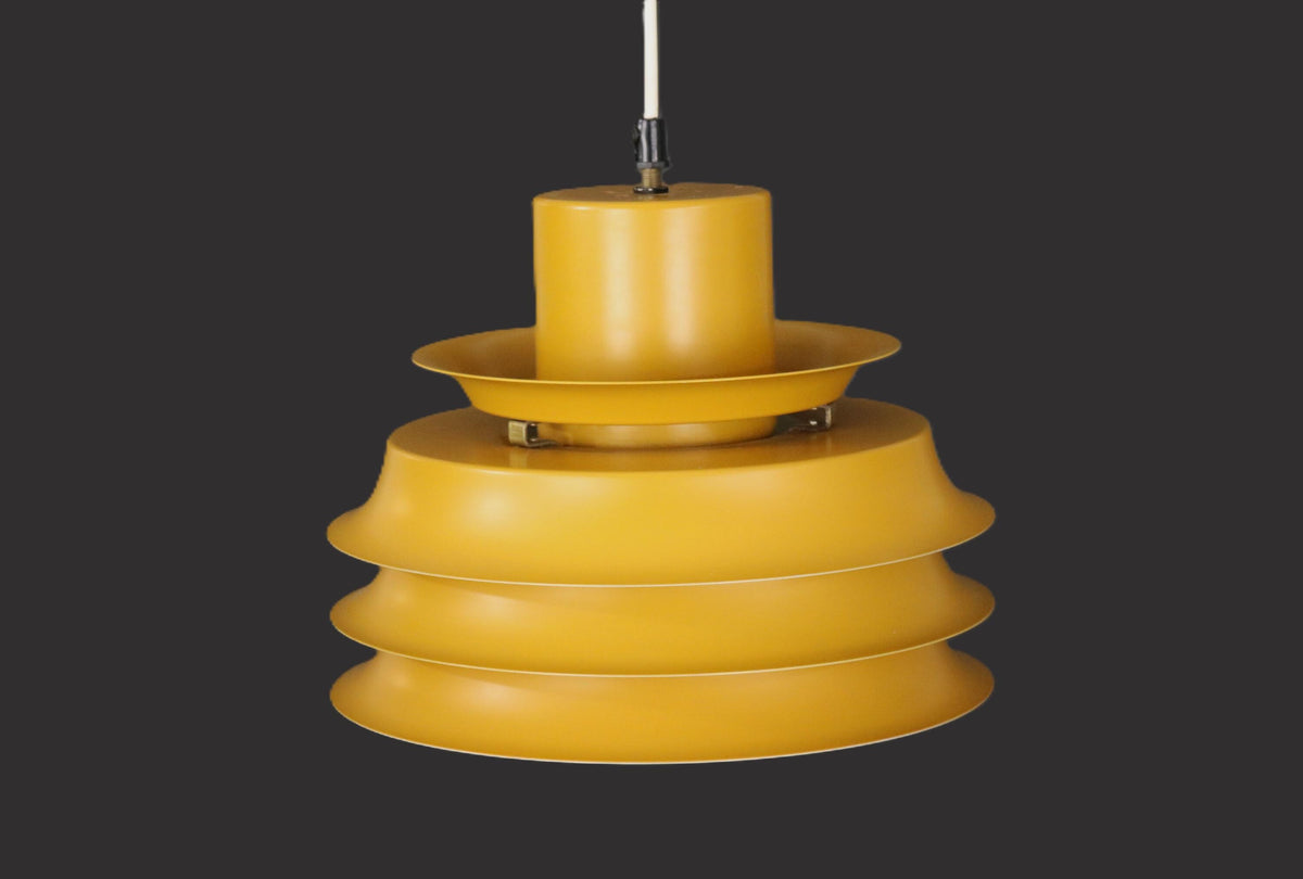 Dansk lampe i smuk mørkegul original farve fra 1970’erne