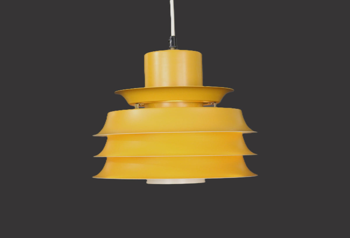 Dansk lampe i smuk mørkegul original farve fra 1970’erne