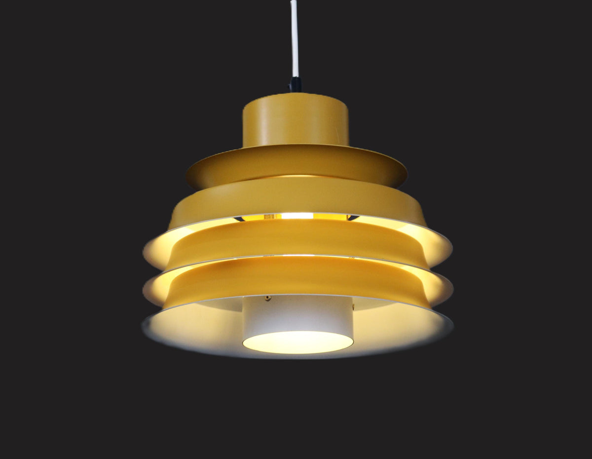 Dansk lampe i smuk mørkegul original farve fra 1970’erne