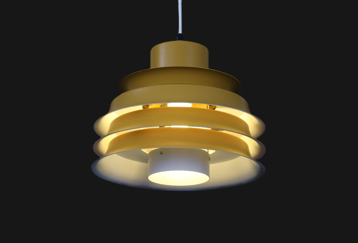 Dansk lampe i smuk mørkegul original farve fra 1970’erne