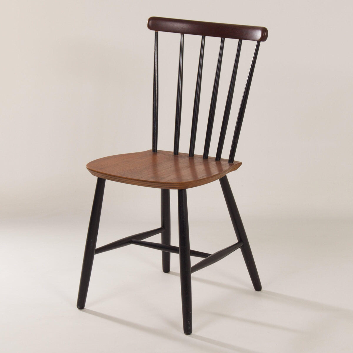 Billund Stolefabrik – Spisestol i teak med sort ryg, 1960’erne