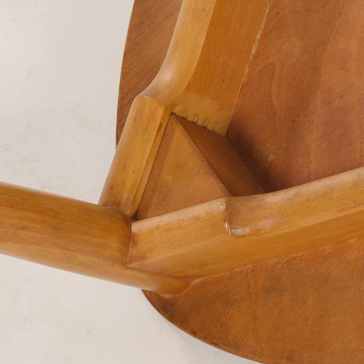 Hans J. Wegner – Spisestuesæt FH4602 og FH4103, produceret af Fritz Hansen