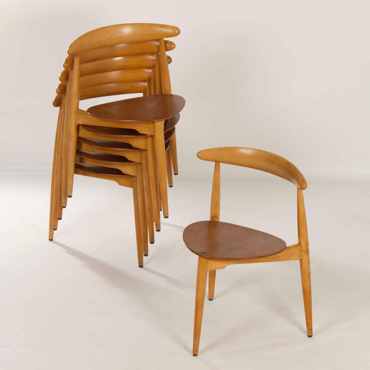 Hans J. Wegner – Spisestuesæt FH4602 og FH4103, produceret af Fritz Hansen