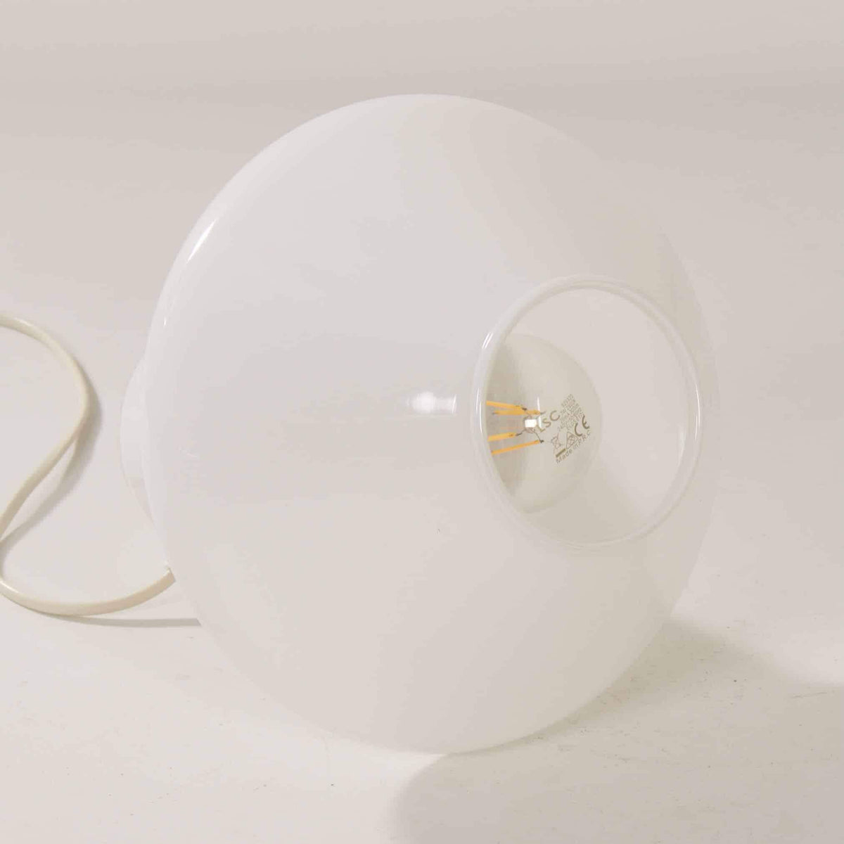 Underside af Hvid Glas Svampelampe - Hala 1990&#39;erne, fremhæver lampens glaskonstruktion og pærefatning til moderne belysning.