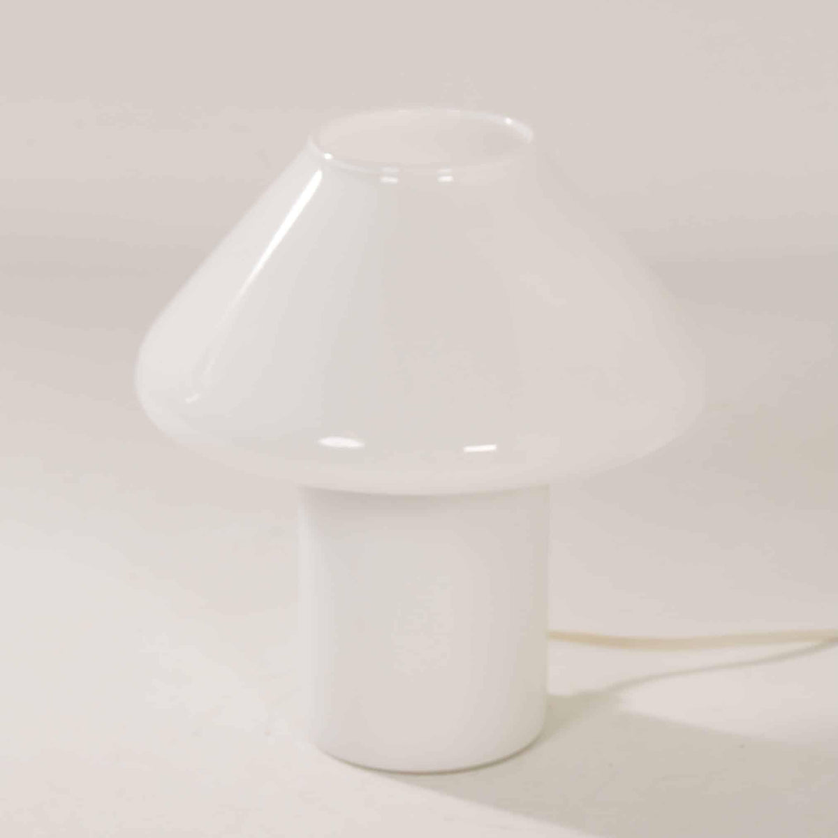 Hvid Glas Svampelampe - Hala 1990&#39;erne i minimalistisk design, perfekt som dekorativ bordlampe til moderne boligindretning.