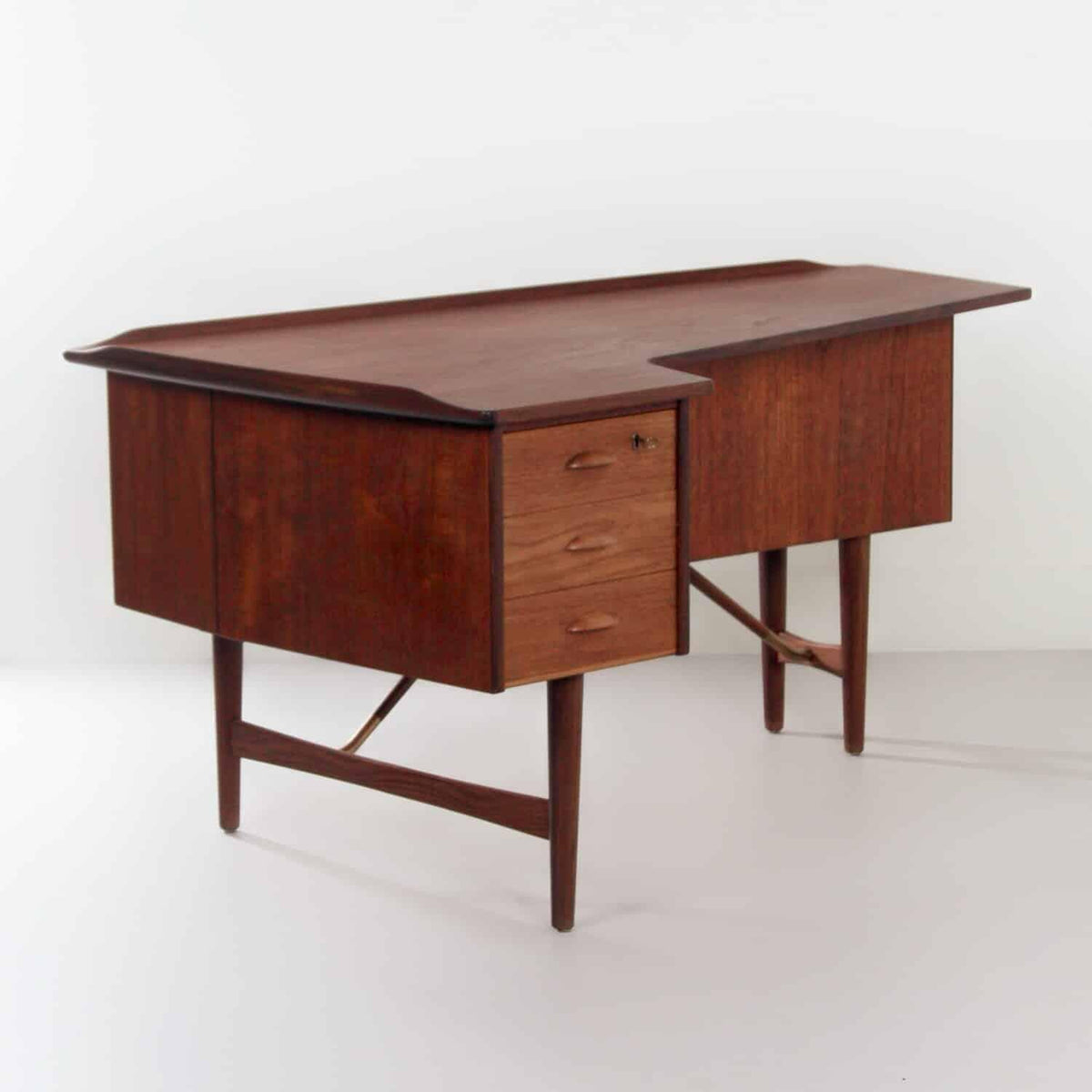 Peter Løvig Nielsen – Skrivebord, produceret af Hedensted Møbelfabrik, cirka 1963