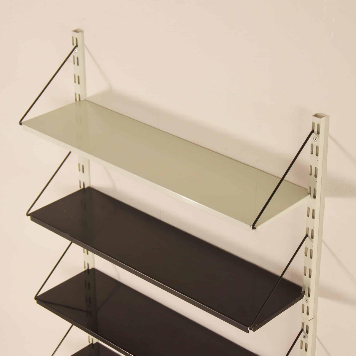 Tjerk Reijenga – Pilastro vægsystem i sort og hvidt metal