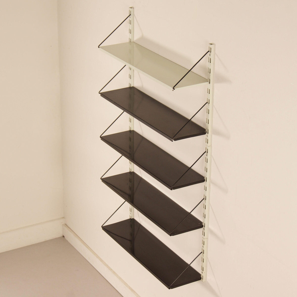 Tjerk Reijenga – Pilastro vægsystem i sort og hvidt metal