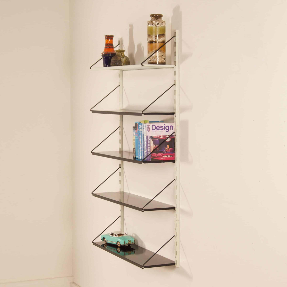 Tjerk Reijenga – Pilastro vægsystem i sort og hvidt metal