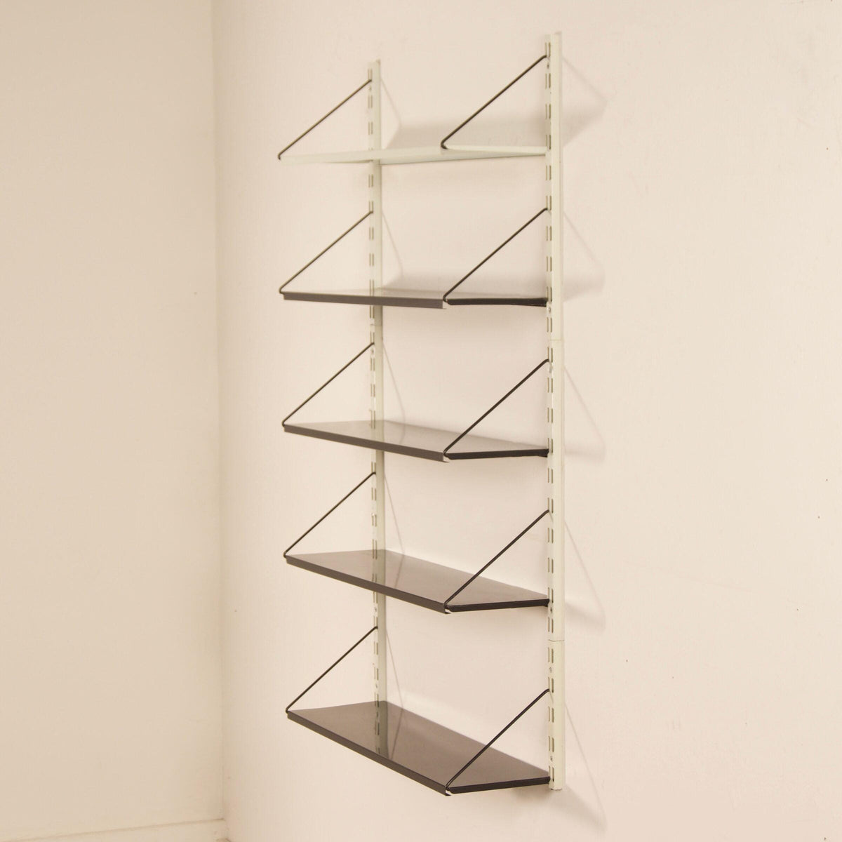 Tjerk Reijenga – Pilastro vægsystem i sort og hvidt metal