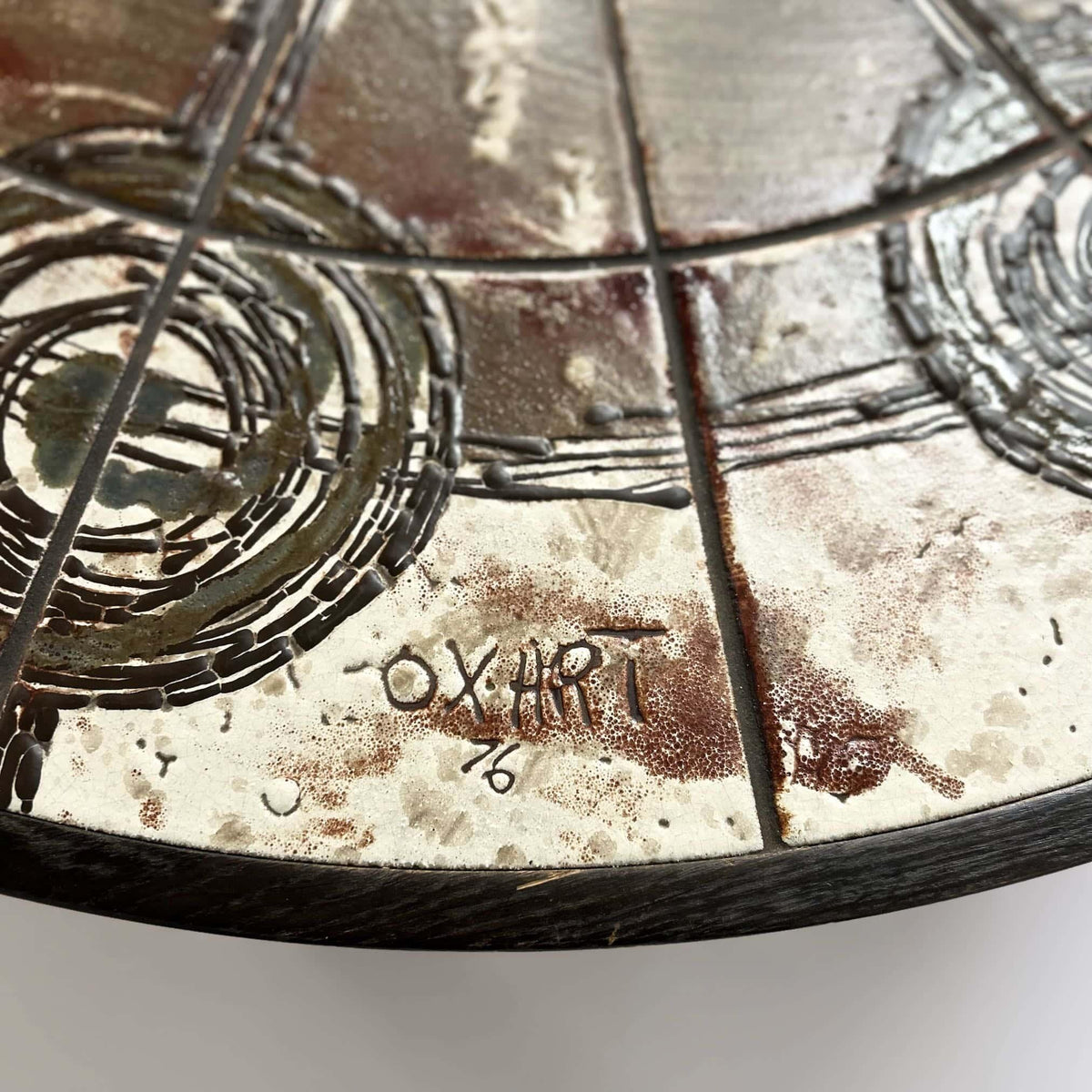 Ox Art – Rundt sofabord med keramiske fliser