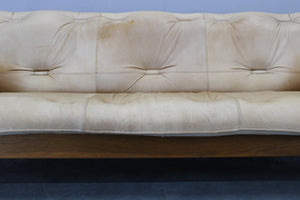 3-personers sofa og to lænestole i eg og læder fra 1970'erne