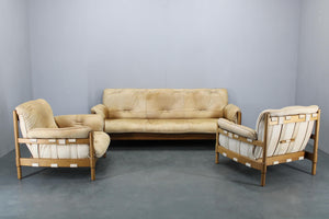 3-personers sofa og to lænestole i eg og læder fra 1970'erne