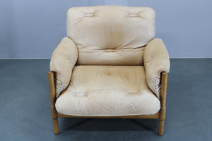 3-personers sofa og to lænestole i eg og læder fra 1970'erne