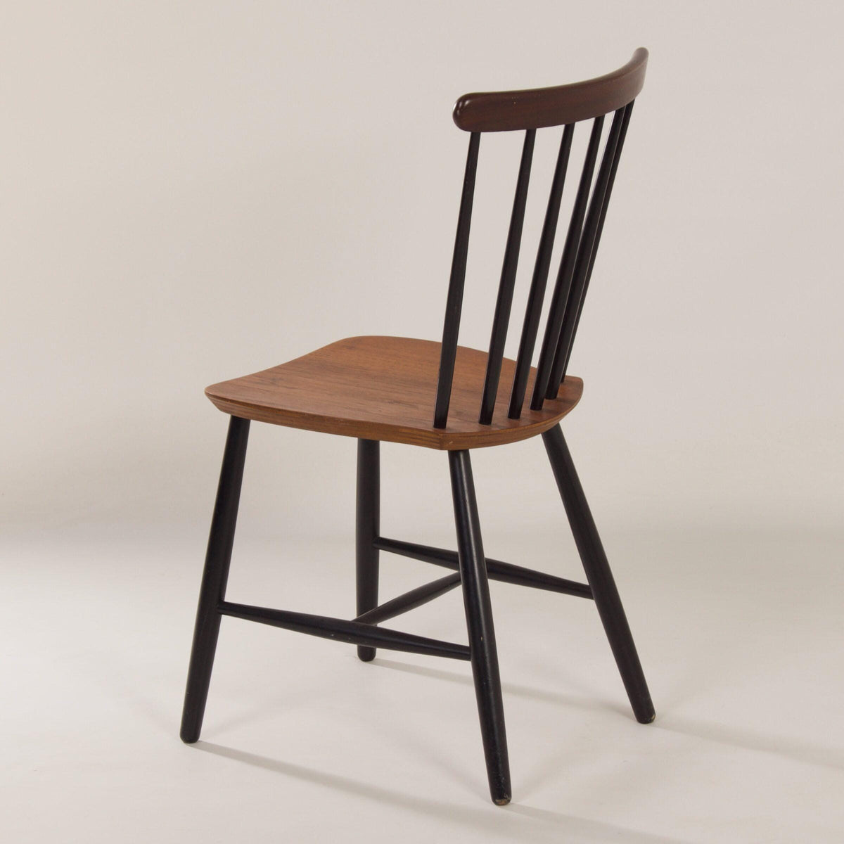 Billund Stolefabrik – Spisestol i teak med sort ryg, 1960’erne