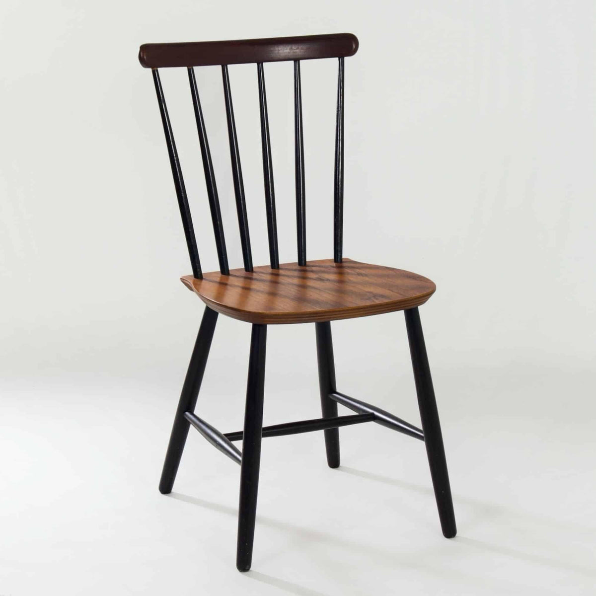 Billund Stolefabrik – Spisestol i teak med sort ryg, 1960’erne