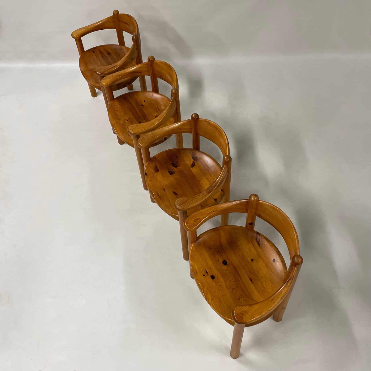 Rainer Daumiller – Spisestole i fyrretræ, produceret af Hirtshals Sawmill, cirka 1970’erne