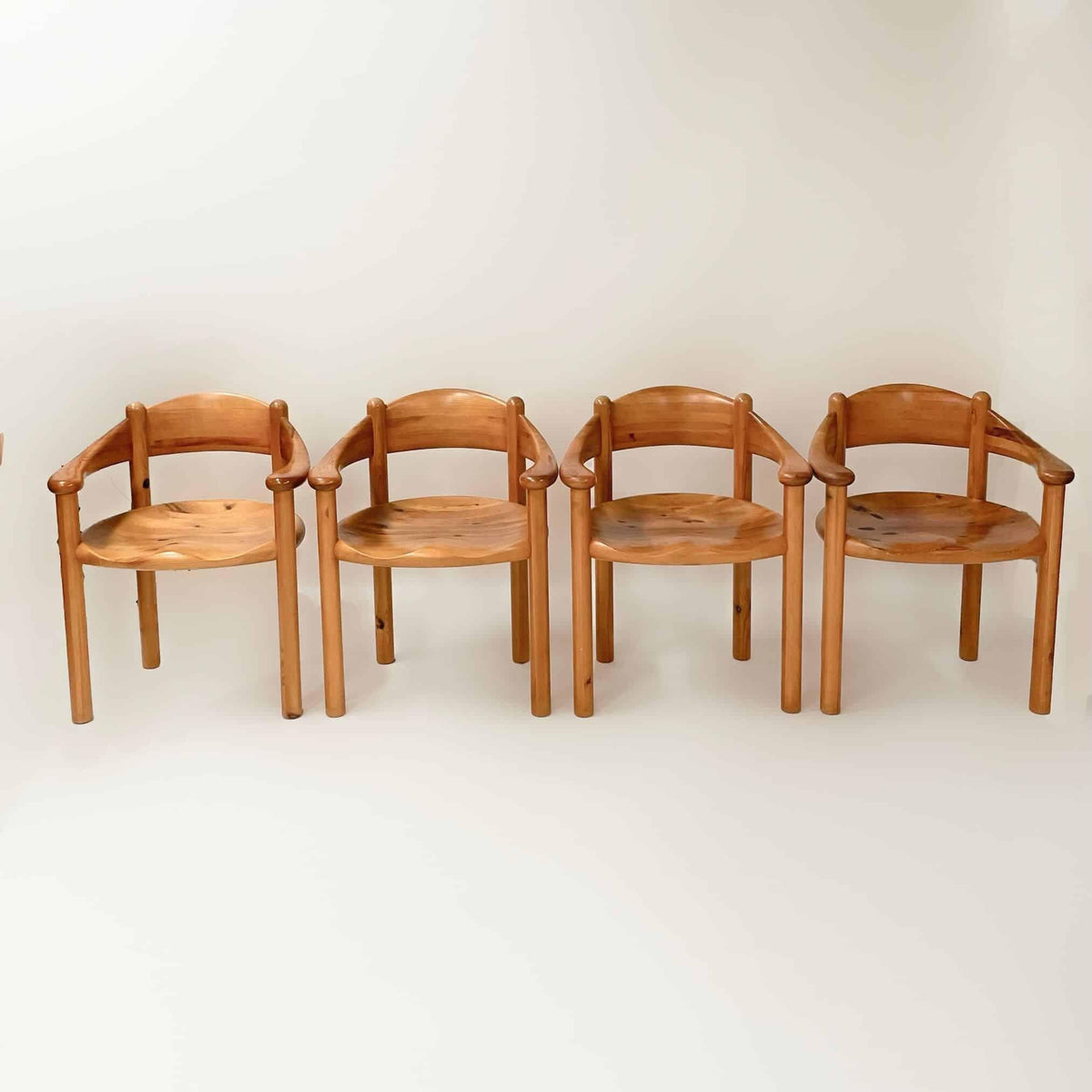 Rainer Daumiller – Spisestole i fyrretræ, produceret af Hirtshals Sawmill, cirka 1970’erne