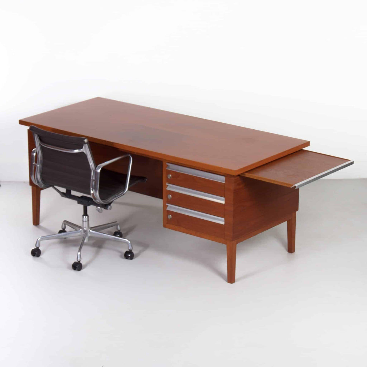 Skrivebord i mahogni og teak, dansk design fra cirka 1970’erne