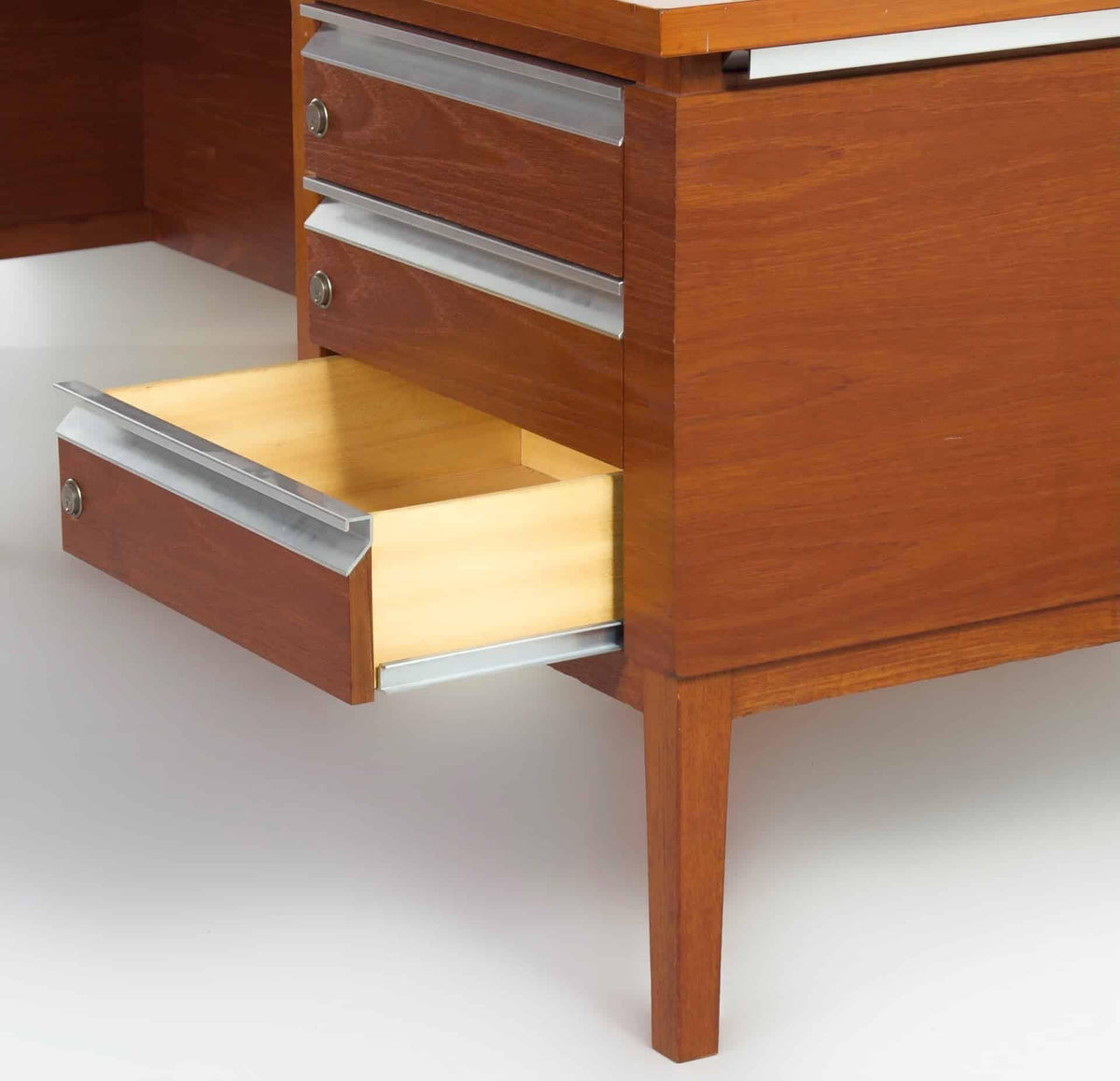 Skrivebord i mahogni og teak, dansk design fra cirka 1970’erne