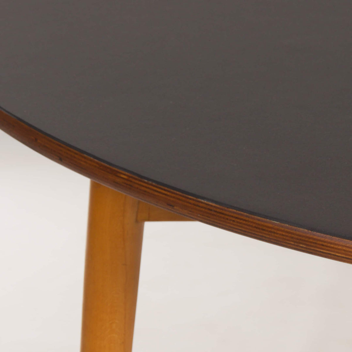 Hans J. Wegner – Spisestuesæt FH4602 og FH4103, produceret af Fritz Hansen