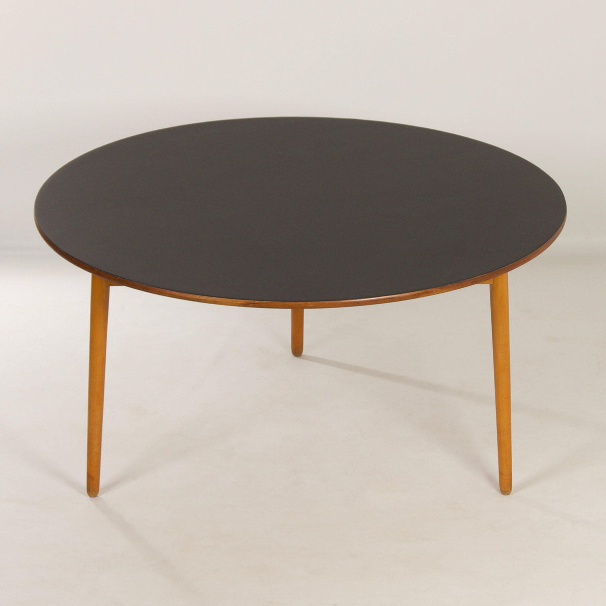 Hans J. Wegner – Spisestuesæt FH4602 og FH4103, produceret af Fritz Hansen