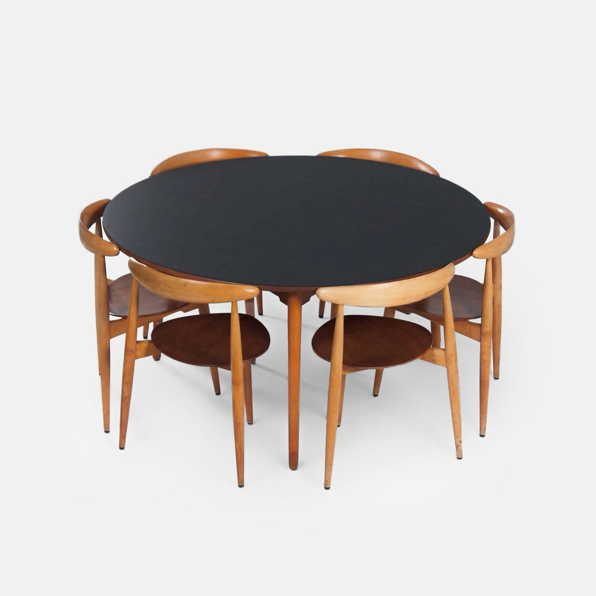 Hans J. Wegner – Spisestuesæt FH4602 og FH4103, produceret af Fritz Hansen