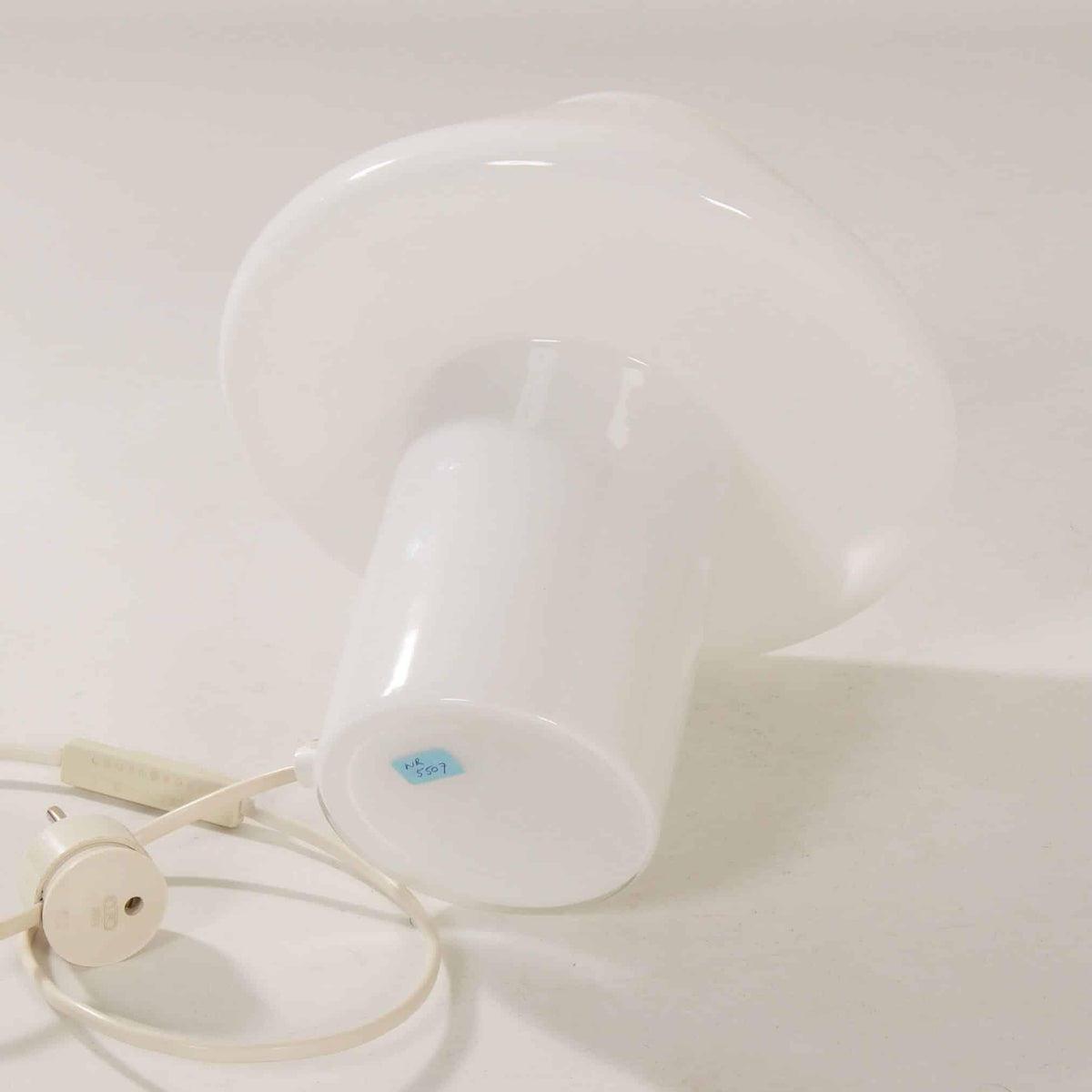 Detalje af Hvid Glas Svampelampe - Hala 1990&#39;erne, viser lampens bund og stik, perfekt til Home &amp; Garden bordlamper.