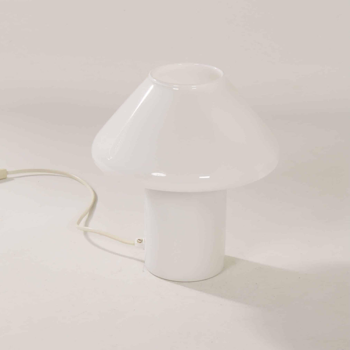 Elegant Hvid Glas Svampelampe - Hala 1990&#39;erne med klassisk svampeformet skærm, ideel til Home &amp; Garden belysning.