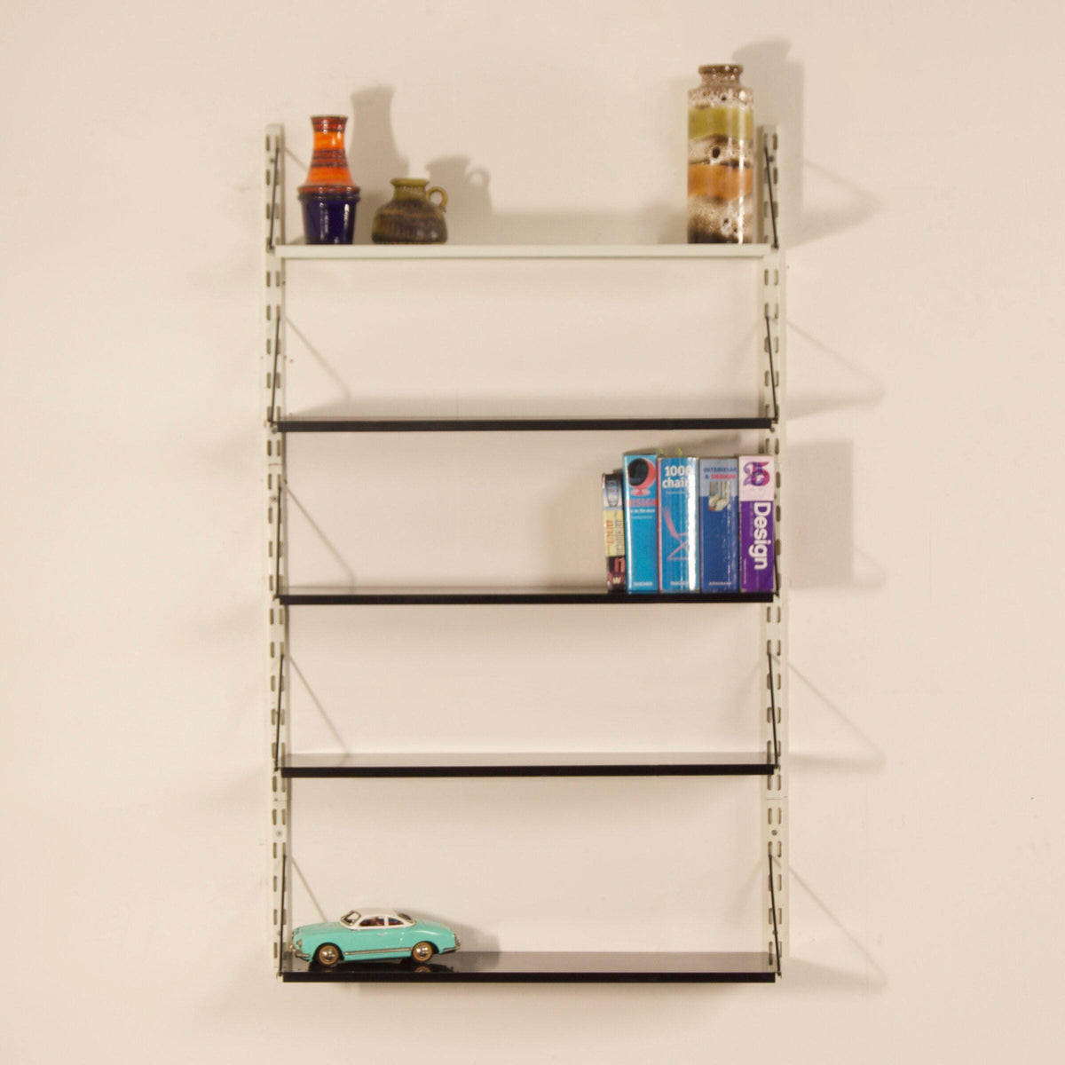 Tjerk Reijenga – Pilastro vægsystem i sort og hvidt metal