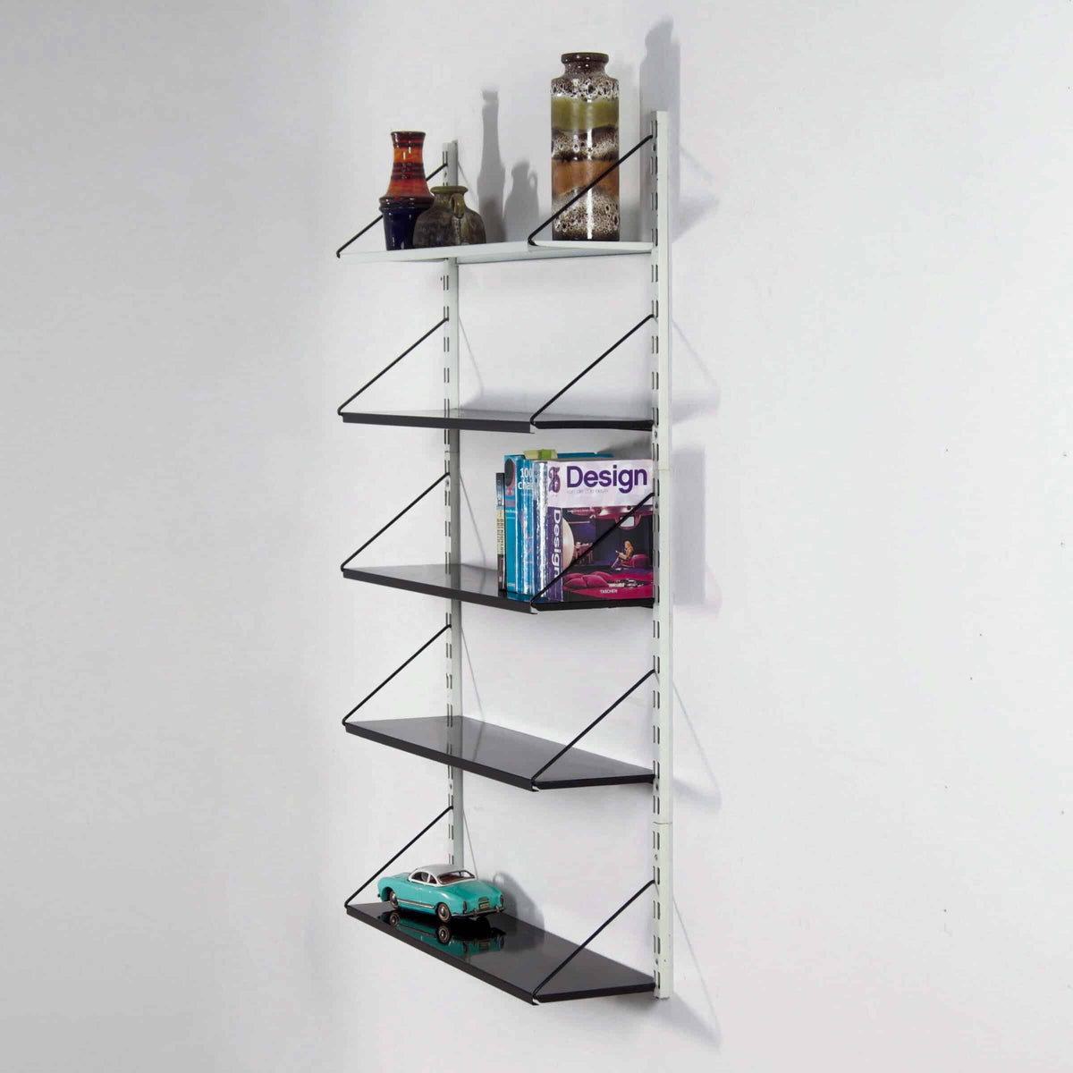 Tjerk Reijenga – Pilastro vægsystem i sort og hvidt metal