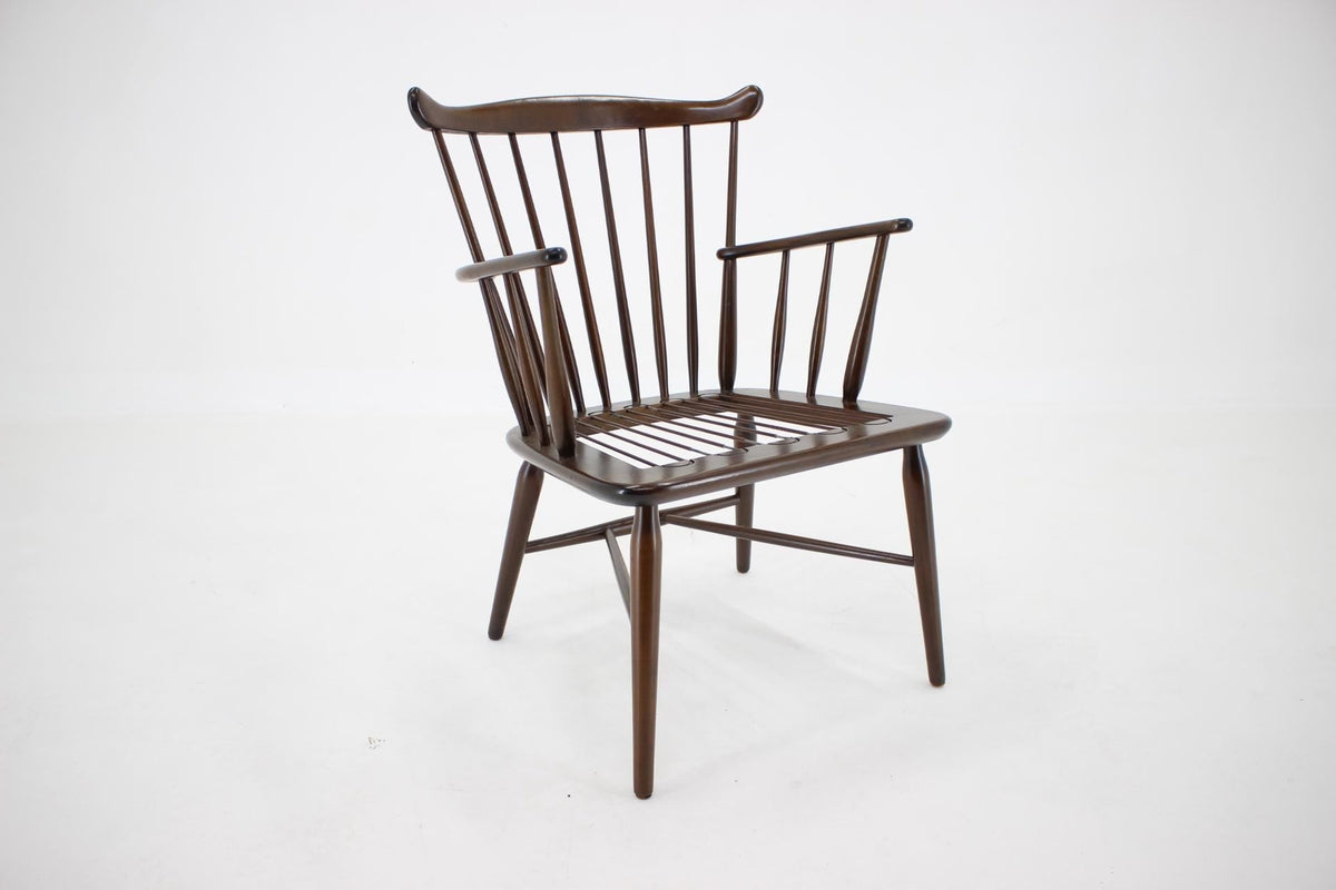 Skrå vinkel af Børge Mogensen vintage armstol i træ uden hynde, fremhæver stolens elegante linjer og dansk funktionalisme.