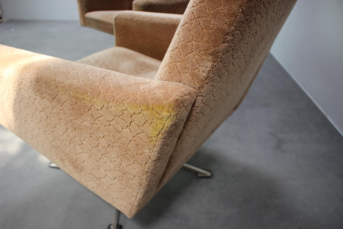 Detaljebillede af armlæn på vintage lænestol fra 1970&#39;erne, camel-farvet stof med let patina og dansk design.