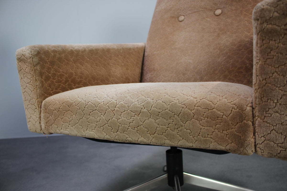 Sæde og armlæn på vintage lænestol fra 1970&#39;erne, dansk design i camel-farvet stof med dekorativ struktur og metalfod.