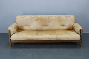 3-personers sofa og to lænestole i eg og læder fra 1970'erne