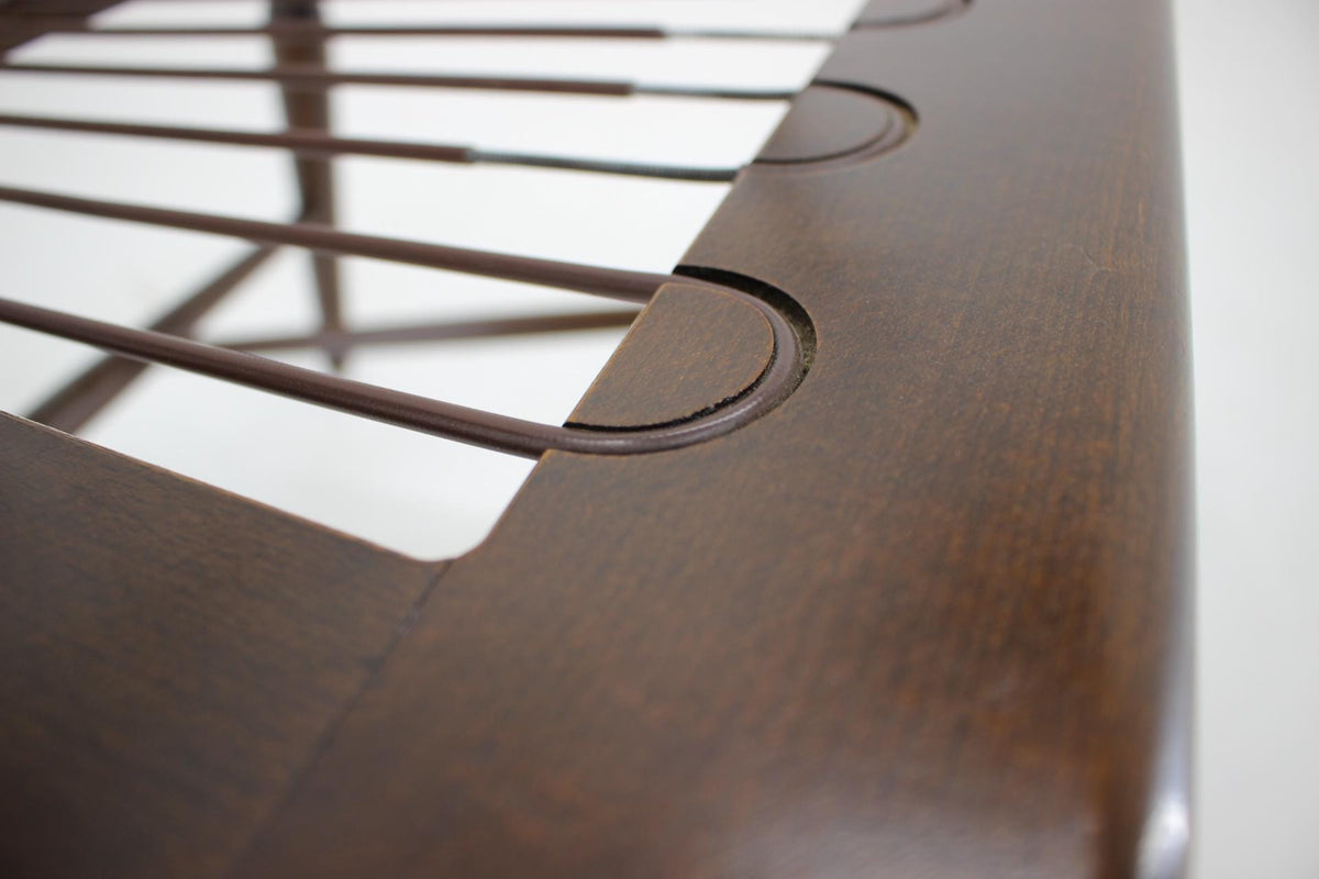 Detalje af sædekonstruktion på Børge Mogensen vintage stol, afslører præcist udskårne træelementer og original stand.