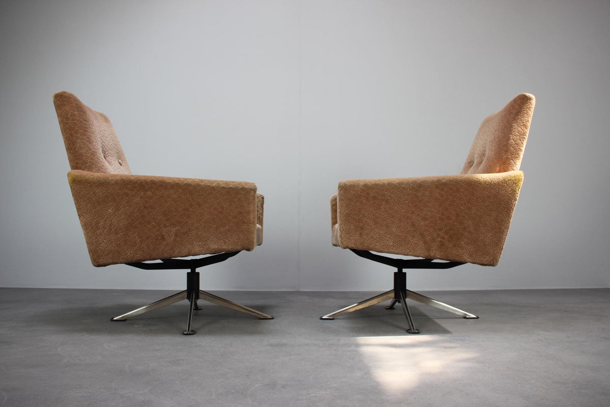 Sideprofil af to 1970&#39;er lænestole i camel-farvet stof med metalben, dansk design med komfortabel siddeposition og retro æstetik.