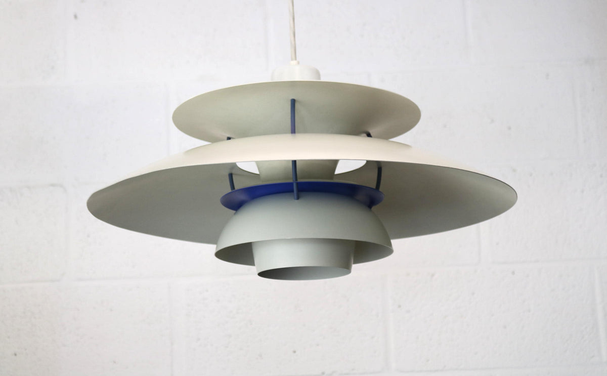 Poul Henningsen – PH 5 pendel i hvid/blå, produceret af Louis Poulsen