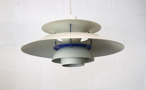 Poul Henningsen – PH 5 pendel i hvid/blå, produceret af Louis Poulsen